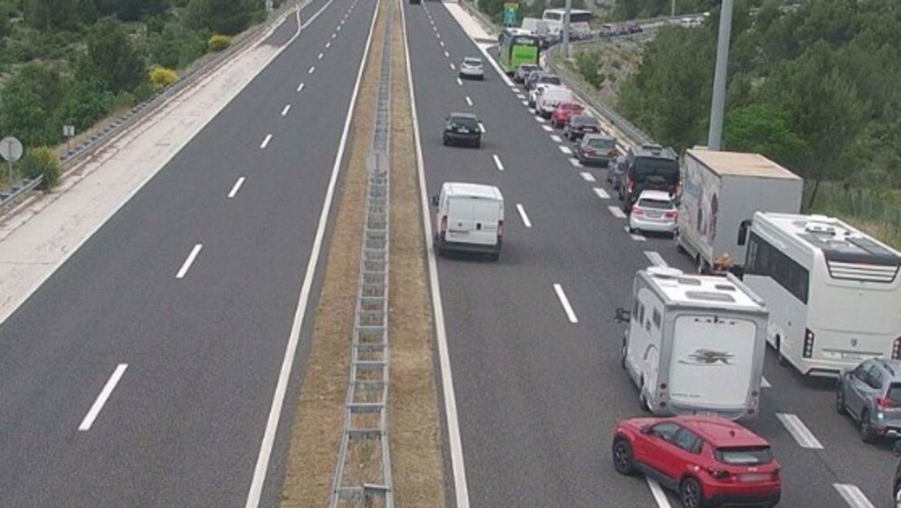Kolona vozila na izlazu Skradin