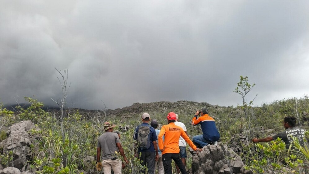 Spasioci u akciji nakon erupcije vulkana Dukono
