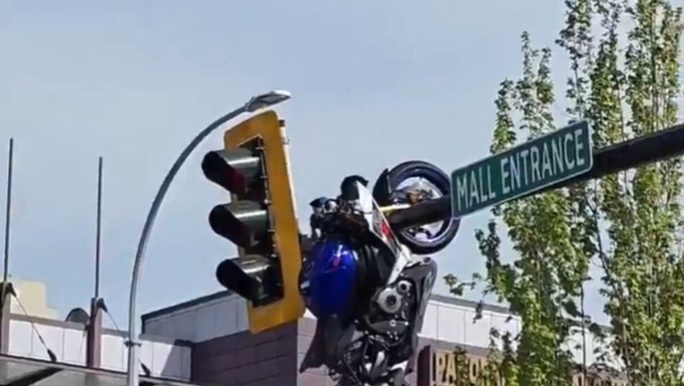 Motor nakon nesreće ostao visjeti na semaforu.