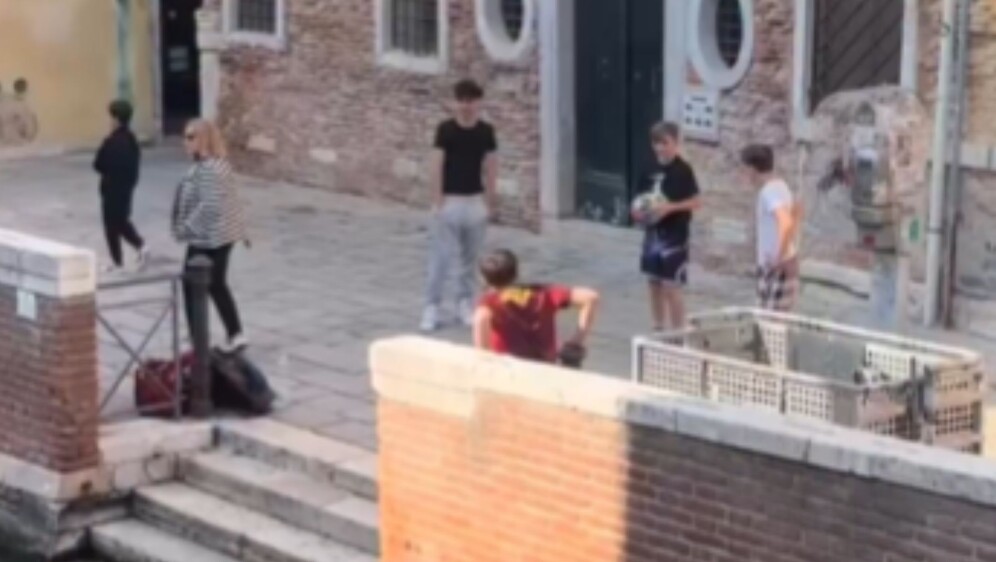 Igranje nogometa u Veneciji pored kanala