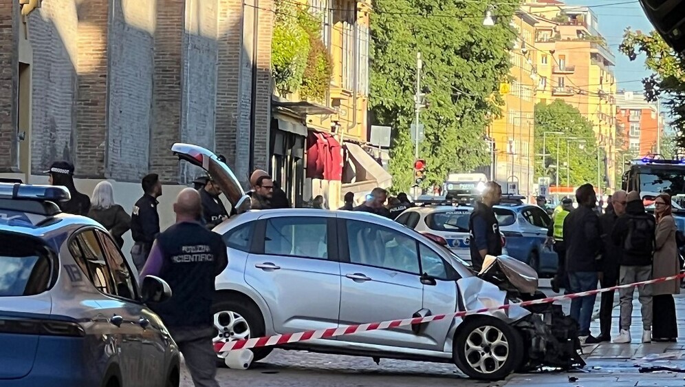 Napad automobilom i nožem u Modeni - 6