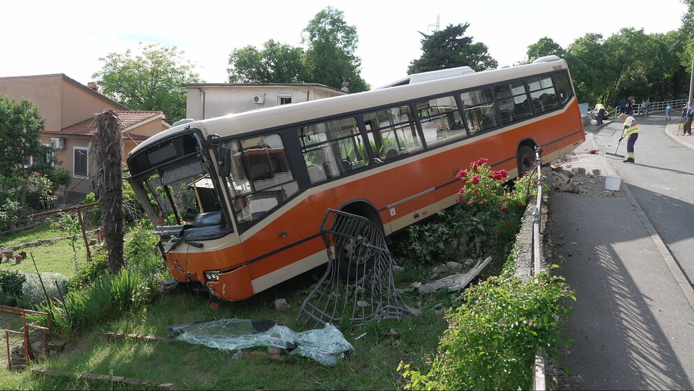 Autobus završio u dvorištu - 2