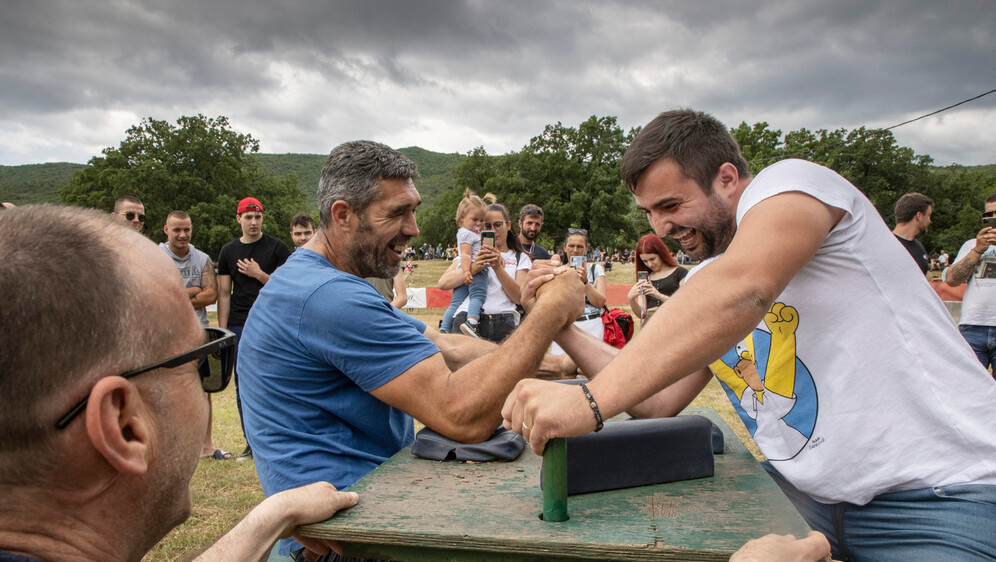 Obaranje ruke na bikijadi u Radošiću