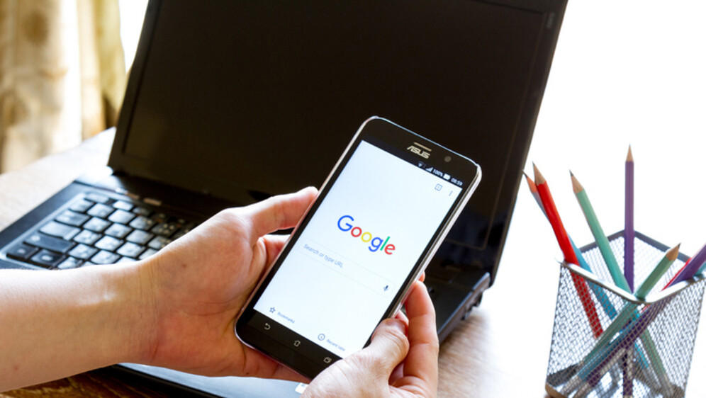 Google tražilica na mobitelu, ilustracija