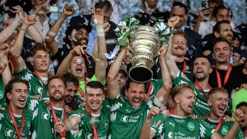 Jozo Stanić slavi s igračima St. Gallena osvajanje švicarskog Kupa 2026.