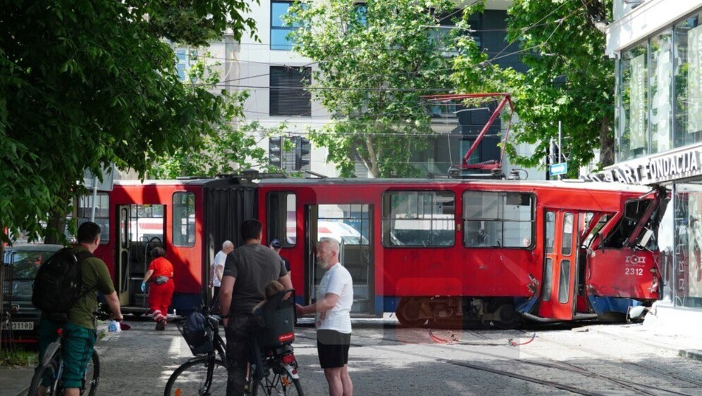 Tramvaj iskočio iz tračnica i zabio se u zgradu