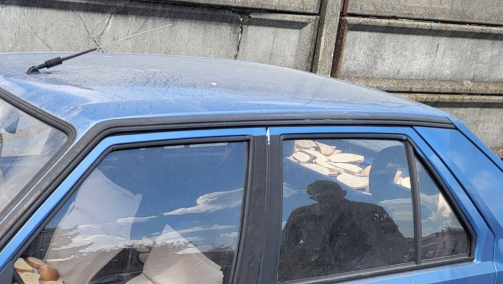 Automobil prekriven komadima kruha