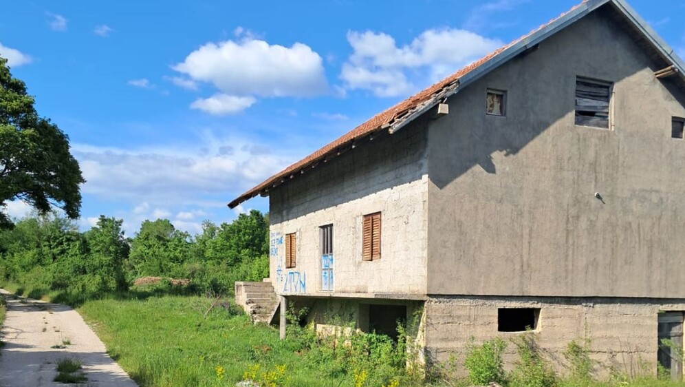 Uvredljivi grafiti ispisani na kući u Gračacu