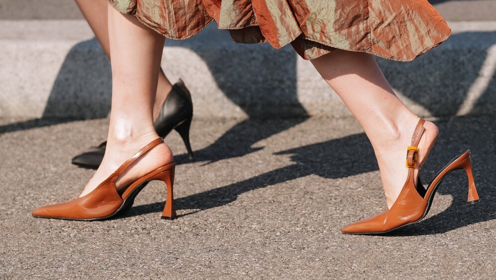 Žena u slingback cipelama