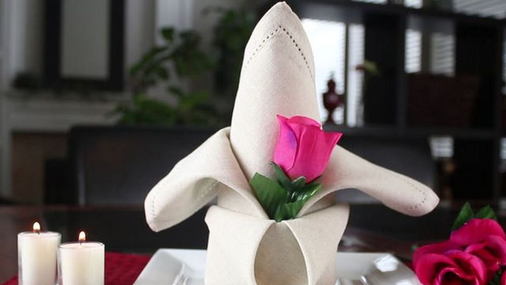 Naučite kako salvetama dekorirati blagdanski stol i oduševiti goste