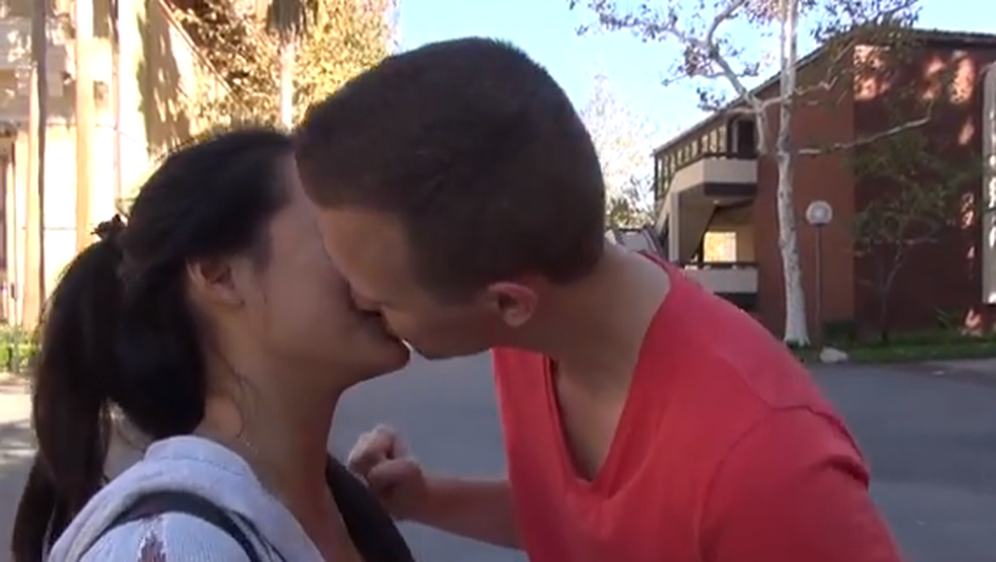 Kako pomoću igre “kamen, škare, papir” zaraditi poljubac nepoznatih djevojaka