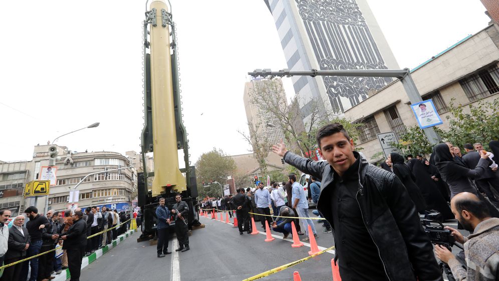 Iranci okupljeni oko replike Ghadr balističkog projektila (Foto: AFP)