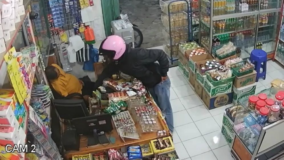 Razbojnik je uspio u džep strpati tek jednu novčanicu (FOTO: YouTube/Screenshot)