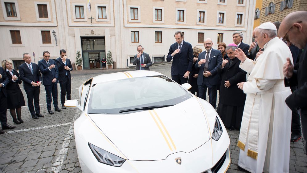 Papa dobio Lamborghinija (Foto: AFP)