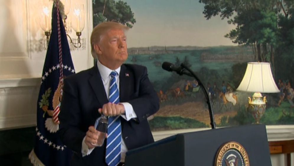 Donald Trump pije vodu (Foto: AFP)