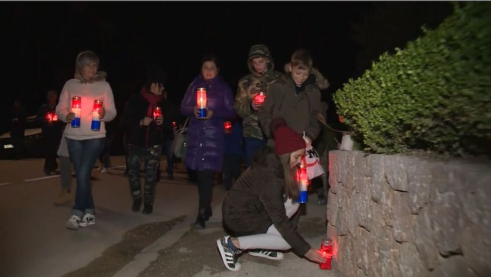 Pale se svijeće u Škabrnji (Foto: Dnevnik.hr)