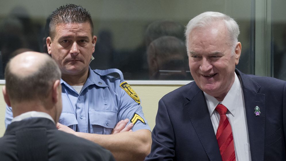 Ratko Mladić dolazi u sudnci (Foto: AFP)