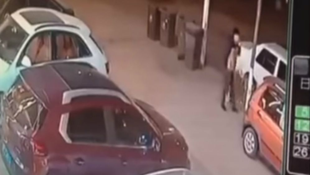 Muškarac je zahvaljujući sretnom spletu okolnosti ostao neokrznut (FOTO: YouTube/Screenshot)