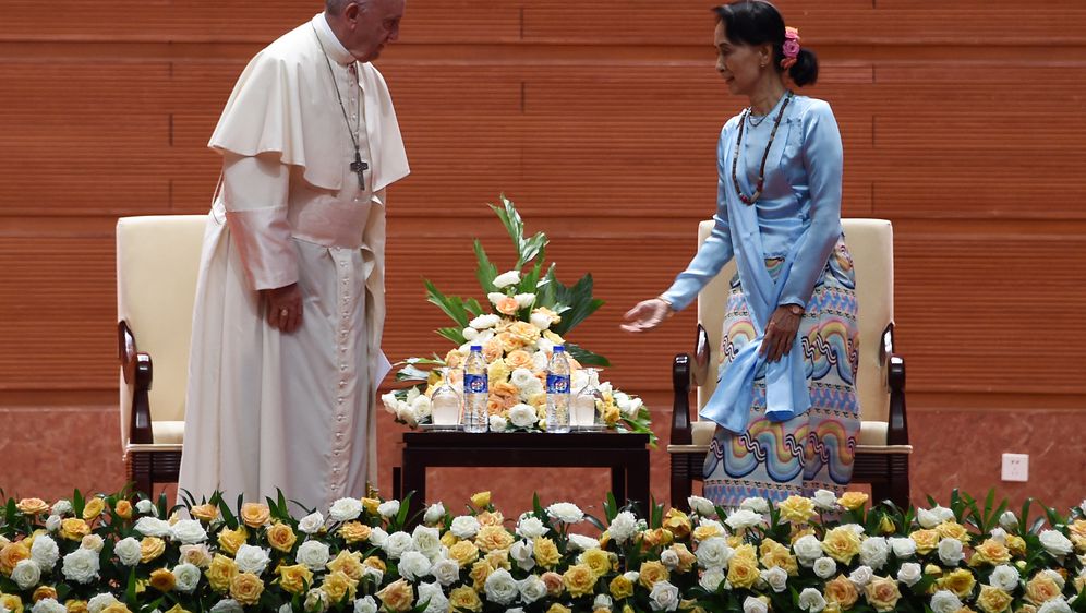 Papa se sastao s Suu Kyi (Foto: AFP)