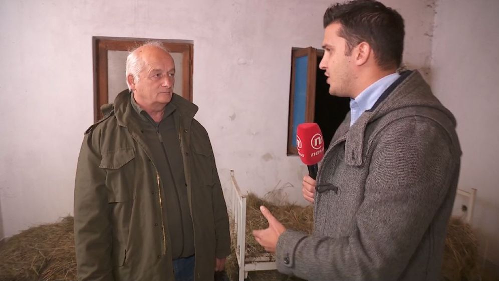 Reporter Dnevnika Nove TV Domagoj Mikić s gospodinom Slavkom iz Željave (Foto: Dnevnik.hr)
