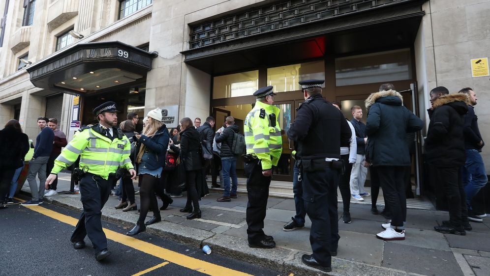 Policija ispred Sonyjeve zgrade u Londonu (Foto: AFP)
