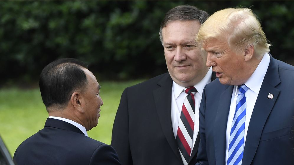 Susret Trumpa i Kim Yong Chola (Foto: AFP)