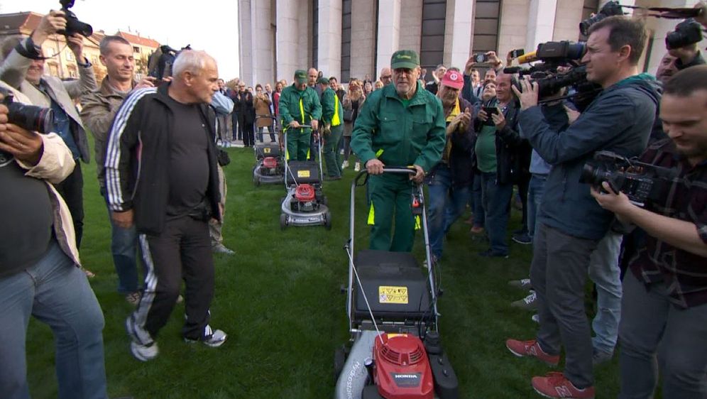 Gradonačelnik Milan Bandić kosi travu (Foto: Dnevnik.hr)