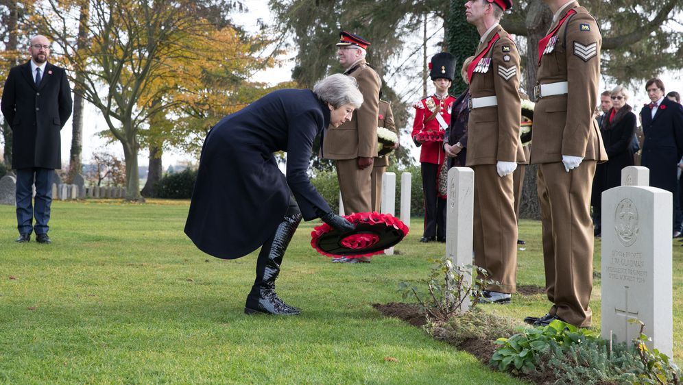 Theresa May na komemoraciji (Foto: AFP)