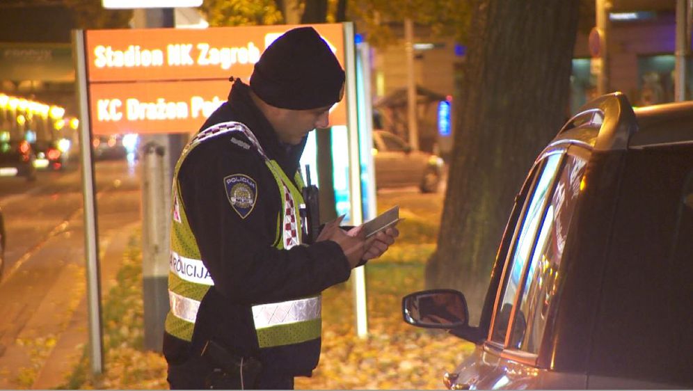 Policajac pregledava vozačku dozvolu (Foto: Dnevnik.hr)