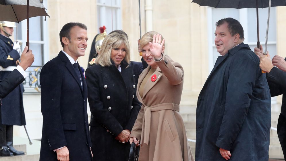 Emmanuel Macron dočekao Kolindu Grabar-Kitarović i njenog supruga Jakova (Foto: AFP)