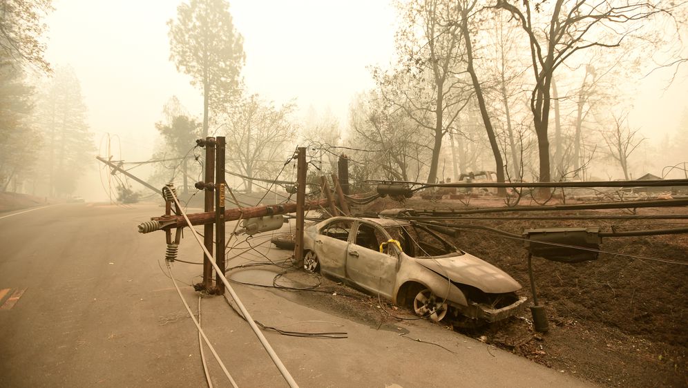 Izgorjeli automobil u velikom požau u Kaliforniji (Foto: AFP)
