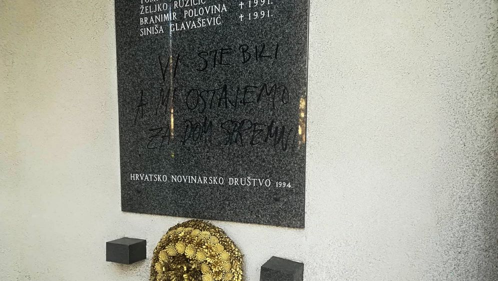 Ustaški pozdrav ispisan na spomen-ploči novinarima i tehničarima ubijenim u Domovinskom ratu (Foto: HND)