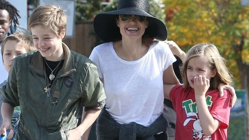 Angelina Jolie u šetnji s djecom i psom