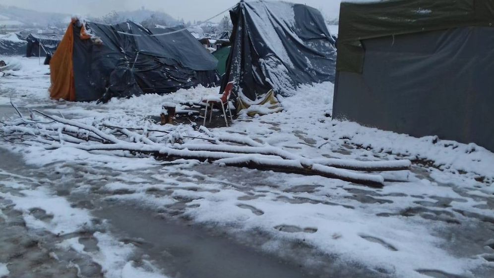 Šatori pod snijegom u Velikoj Kladuši (Foto: SOS team Kladuša, NNK i AYS)