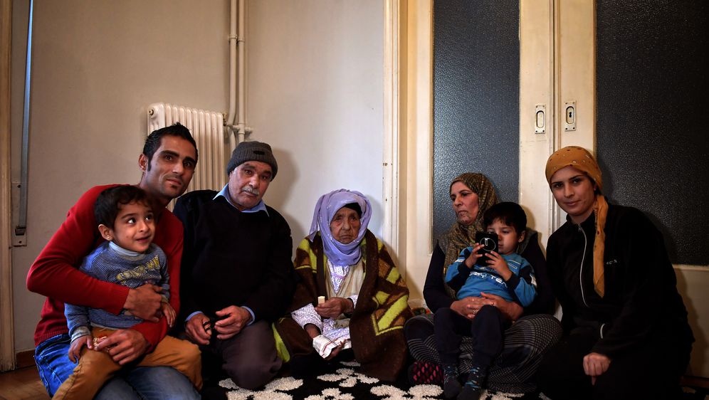 Tražitelji azila i izbjeglice na bankovne kartice mjesečno dobiju i 550 eura (Foto/arhiva: AFP)