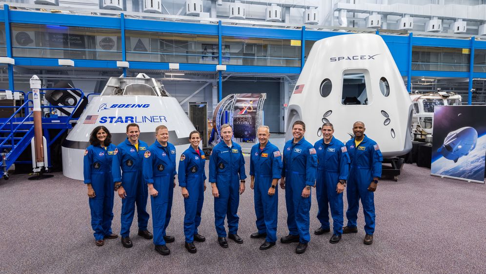 Astronauti ispred kapsula Boeinga i SpaceX-a (Foto: NASA)