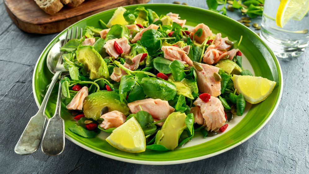 Salata od lososa i avokada odličan je izbor za ručak