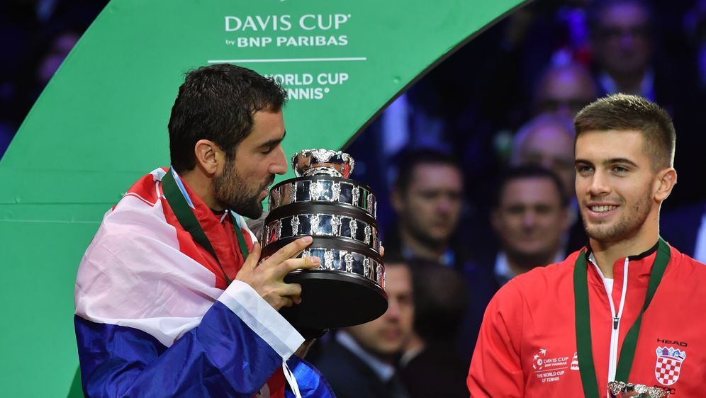 Marin Čilić ljubi trofej pobjednika (Foto: AFP)