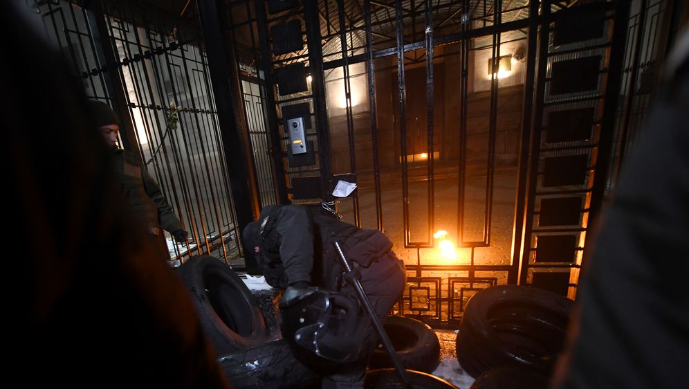 Ukrajinci zapalili vozilo ruskog veleposlanstva (Foto: AFP)