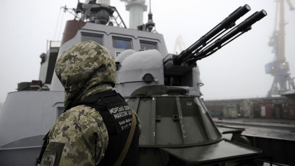 Ukrajinski vojnik na brodu Dondass u Azovskom moru (Foto: AFP)