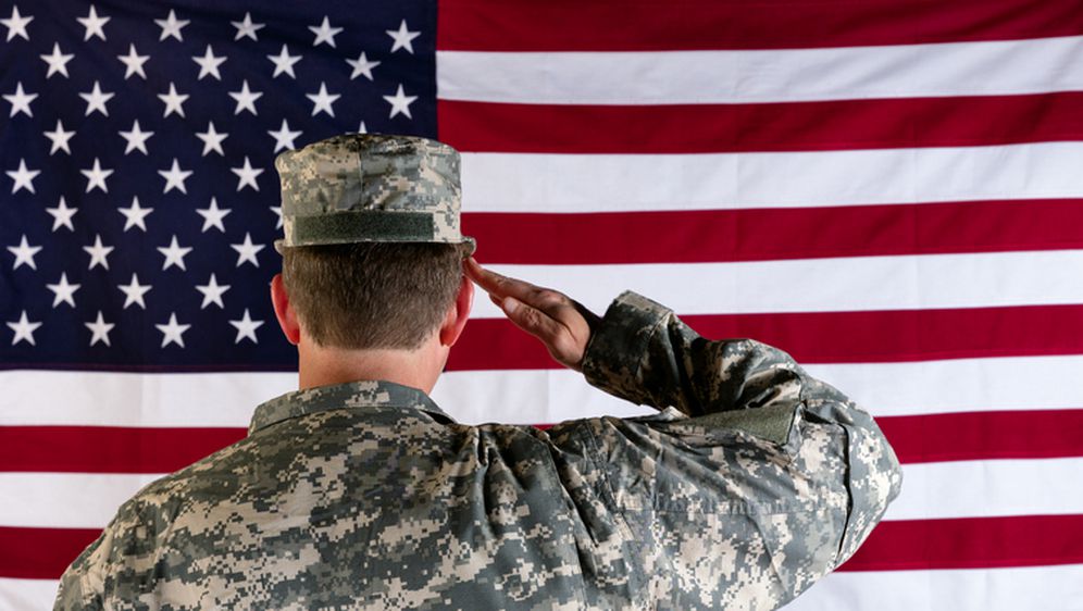Vojnik salutira američkoj zastavi