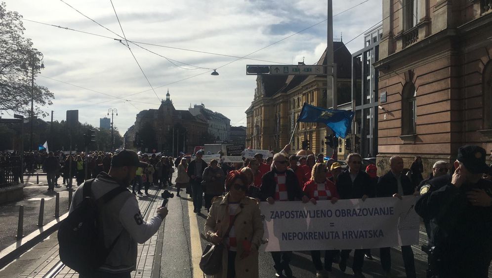 Prosvjetari krenuli prema Markovu trgu (Video: Dnevnik.hr) - 1
