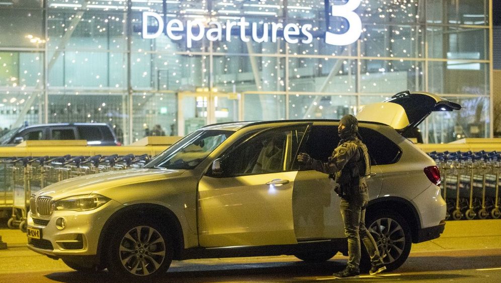 Policija na aerodromu Schiphol kod Amsterdama, ilustracija (Foto: AFP)