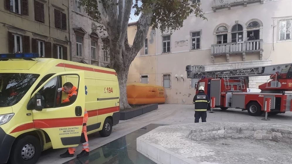 Muškarac u Zadru prijeti da će se baciti sa zgrade (Foto: Zadarski.hr) - 3