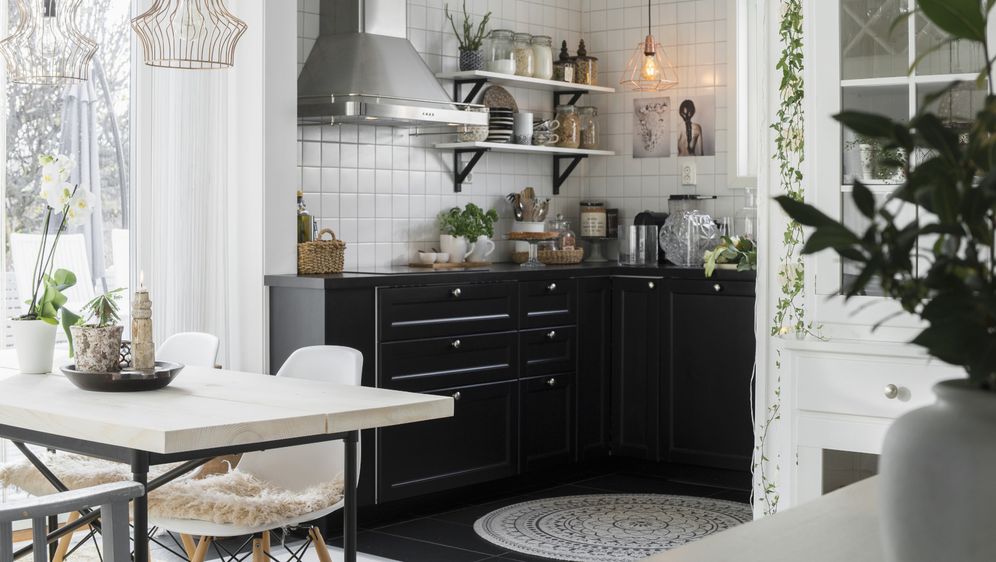 Crna boja u kuhinji izgleda vrlo elegantno i moderno