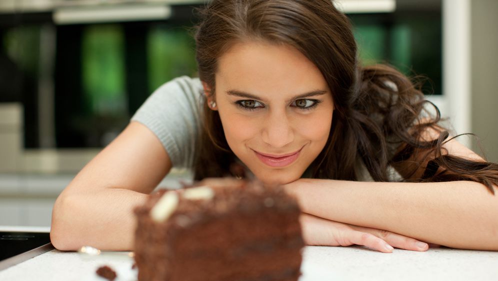 Djevojka gleda slastan kolač