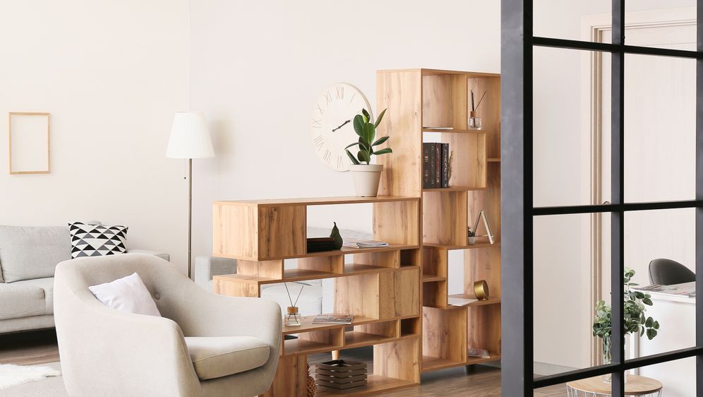 Drvene police jedan su od najpopularnijih načina kako pregraditi prostor u domu