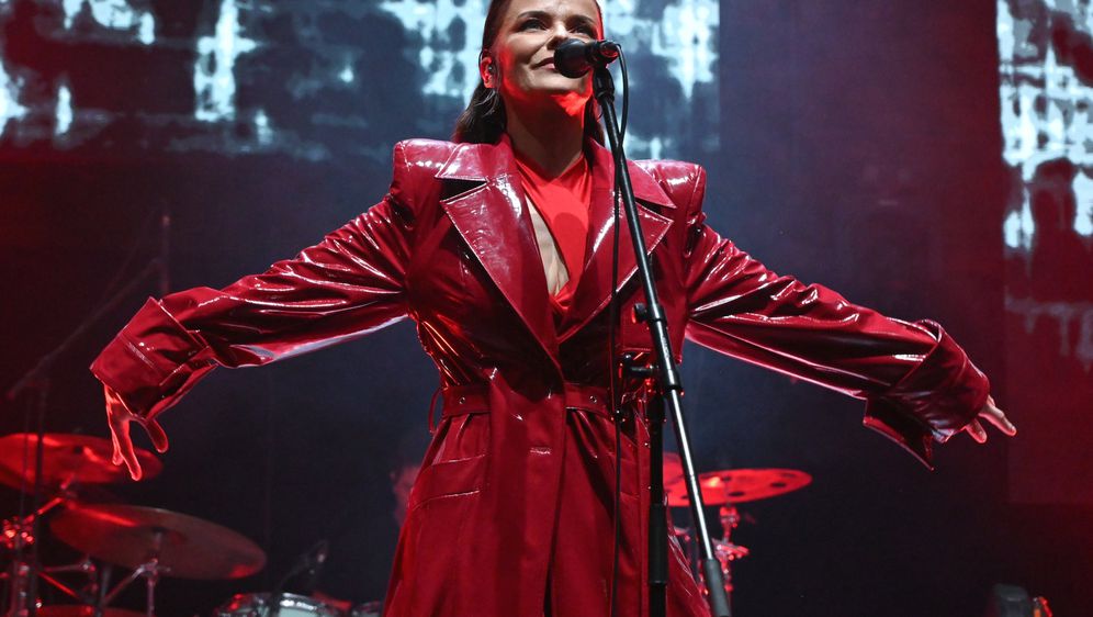 Vesna Pisarović u crvenom kaputu na koncertu u Ciboni