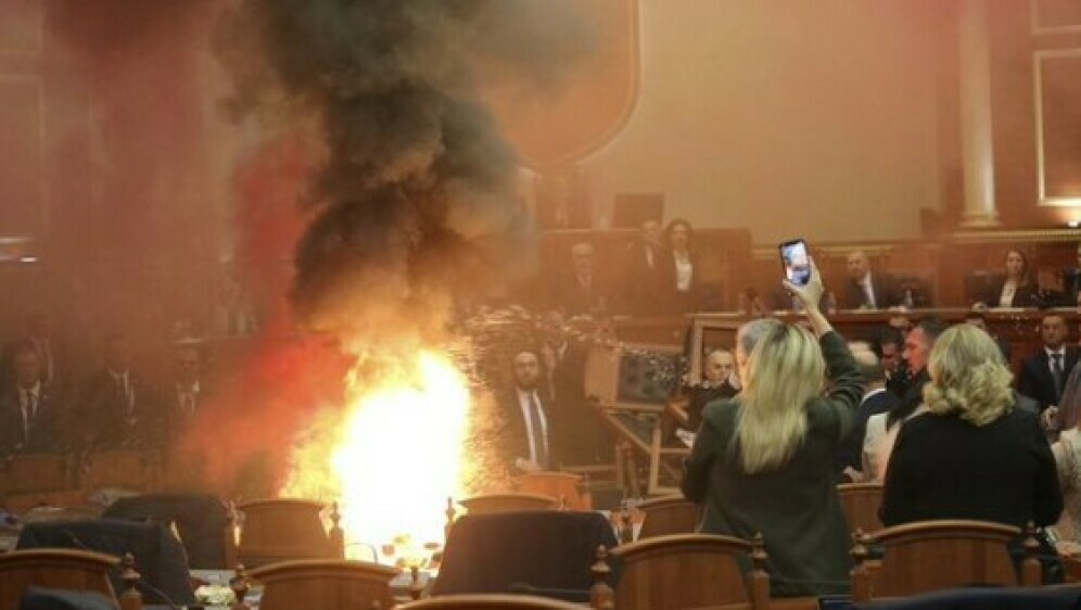 Albanska oporba prosvjedovala protiv proračuna dimnim bombama u parlamentu
