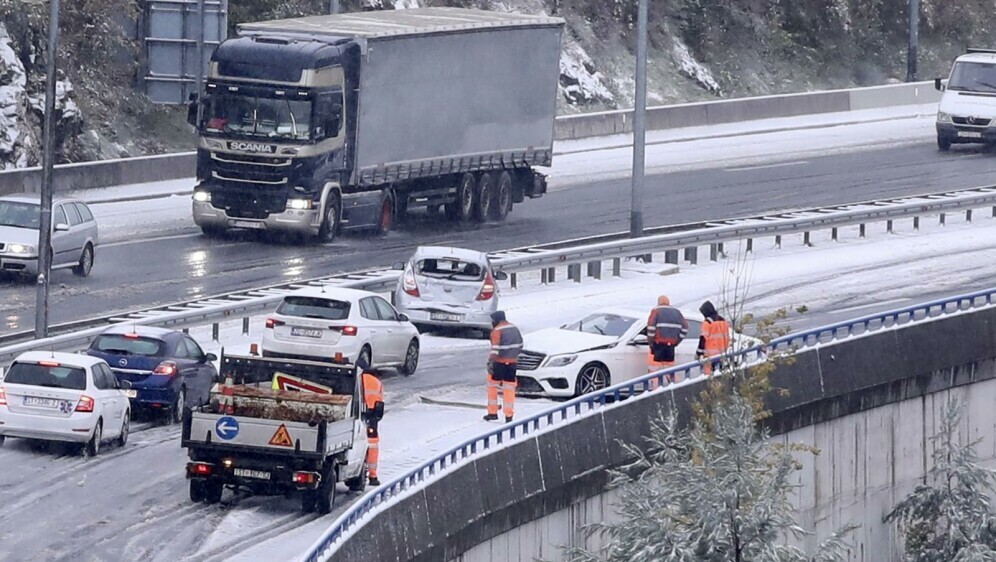 Snijeg radi probleme u prometu